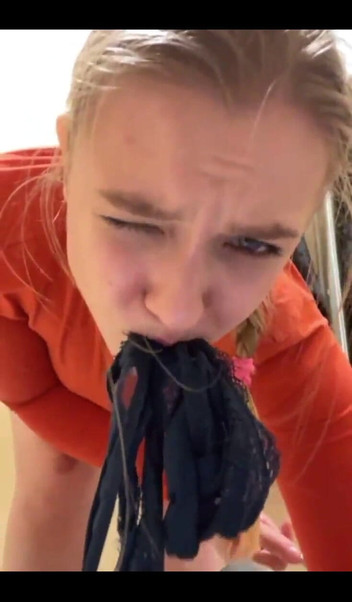 JuiceLussie: Scopata estrema. Masturbarsi. Un ditalino. Vibratore. Controllami. Il primo piano...