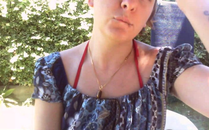 Nicoletta Embassi: Nicoletta загорает в саду