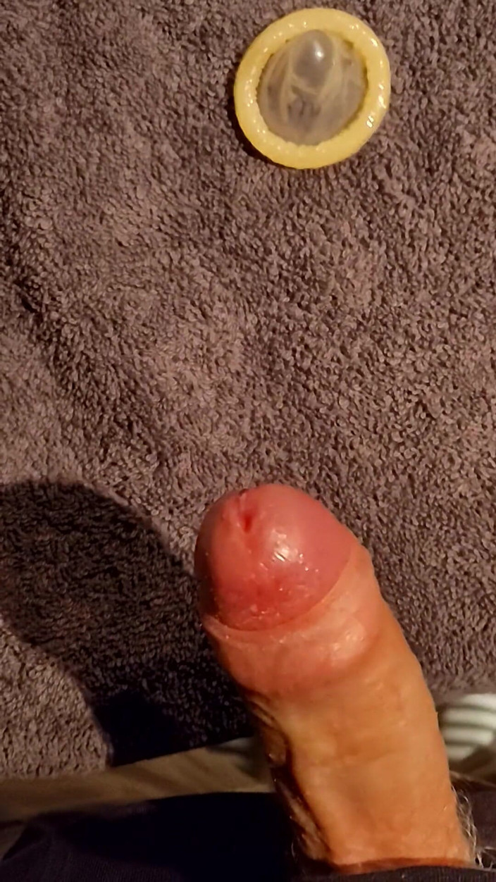 LcDream: Mały Kutas Spuszcza Się Na Stołek Barowy W Prezerwatywie