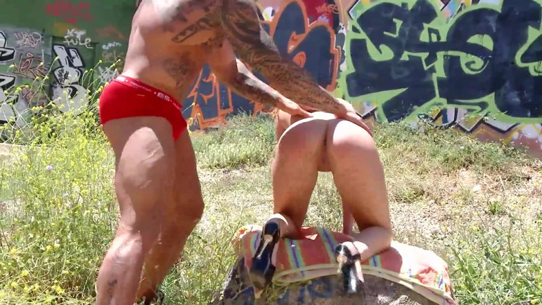 Real Home Made: Tatuada musculosa adora em sexy peituda ruiva menina