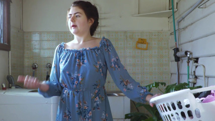 Girls Out West: Мила аматорська Венеція пестить себе пальцями та іграшками свою мокру пизду в пральні