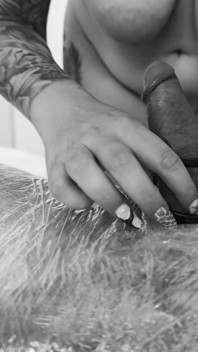 Nữ quyền. Một dominatrix vú to chèn dilators vào niệu đạo của nô lệ tình dục kéo dài cho đến khi anh ta đạt cực khoái.