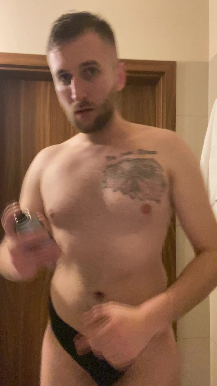 Barti Rede: Chico está jugando en la ducha
