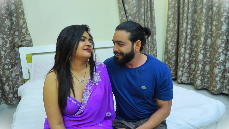 Abu: Honey Desi Bhabhi recebe em sari