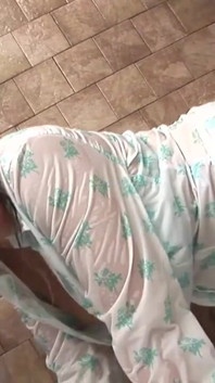 Dolce ragazza si fa scopare la figa in bagno