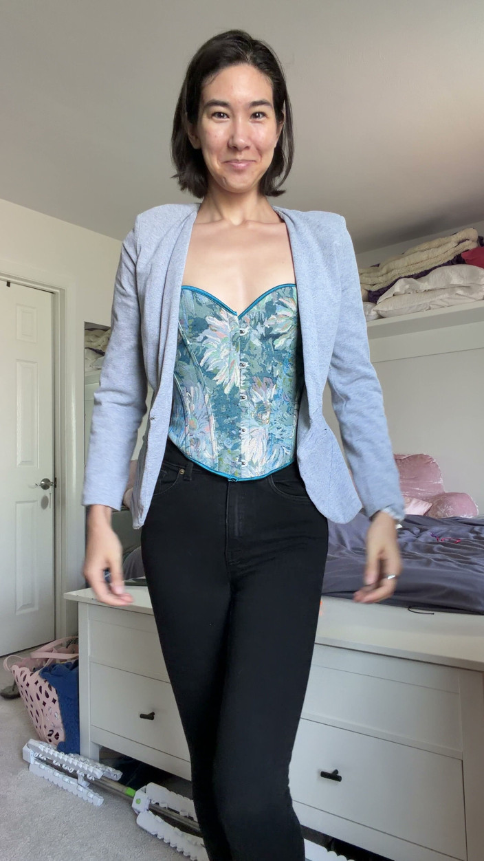 Ms_Emmy_Lynn: Ținută sexy de jurat