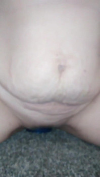 Jessi用杯子伸展松弛的阴户