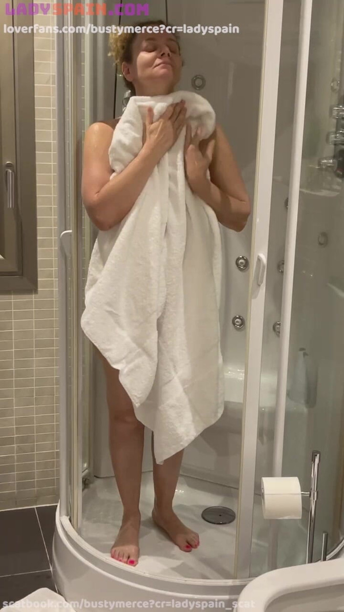 Lady Spain: Merce se toca apasionadamente en la ducha, ¿quieres verlo?