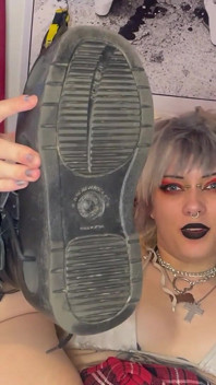Dominação dos pés, botas góticas e solas as cheiram