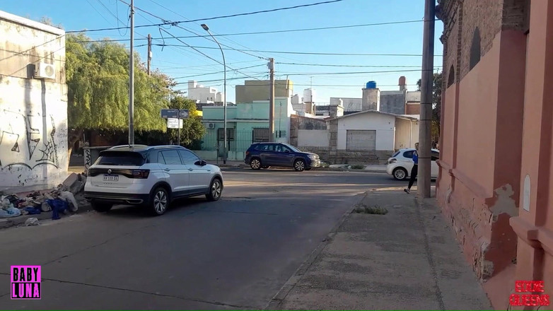 Babyluna939: 私は彼のペニスを嗅いで崇拝するために彼の家までついて帰った