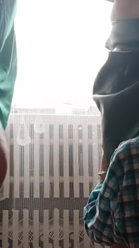 2人のレズビアンの愛人が自分の性的なニーズのために奴隷の女の子を使う