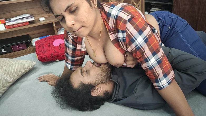 Vaishnavysharunraj: Mallu pár sexy prsa saje romantiku, indický pár prsa sání,...