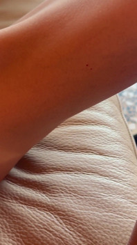 Pornografia caseira acidentalmente - amigo do meu marido, masturba minha buceta até o orgasmo (POV)