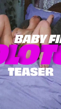 Gioco con il vibratore rosa da solo