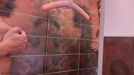 Zlata Shine: Fete pasionale se masturbează și sug un vibrator în baie