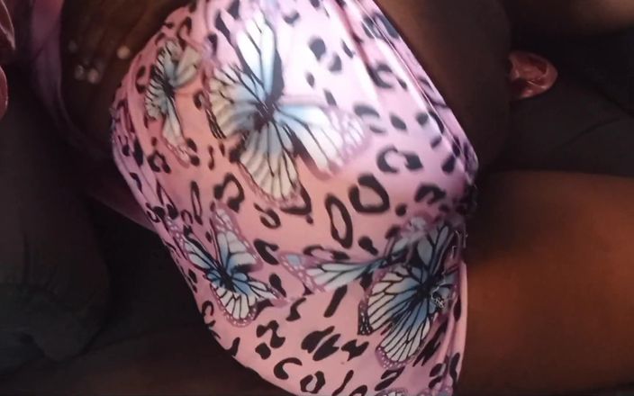 Super sexy ebony cuties: Esfregando meu clitóris jogou meu short chupando meus mamilos dedilhando...