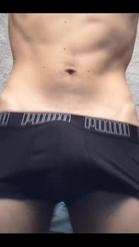หนุ่มน้อยกำลังช่วยตัวเอง