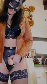 Vibrator legat - Fetiș cu jachetă de piele, scuipat și tachinare intensă - Prev