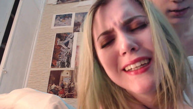 Stacy Moon: Vänd mot kameran medan han knullar mig hårt bakifrån