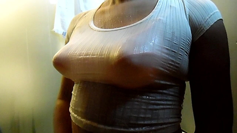 Wet lingerie: Peitos pontudas molhados