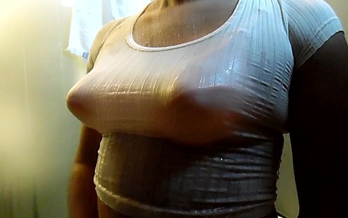 Wet lingerie: Seins pointux mouillés
