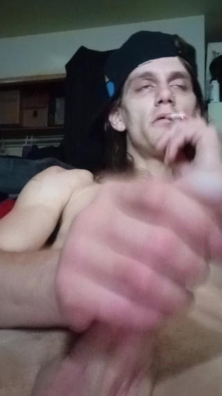 Smoke fetish: Kuřák mrdkou škádlí velkého ptáka