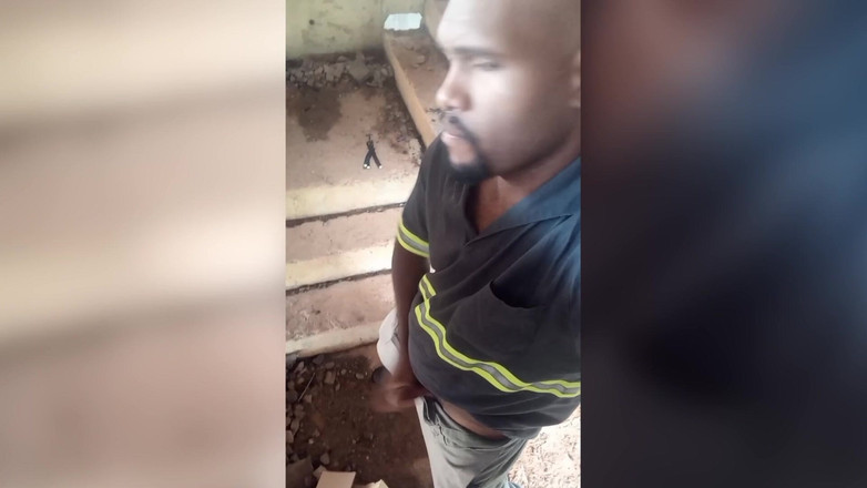 TheBlacKHunterr: Na schodech budovy narazil do