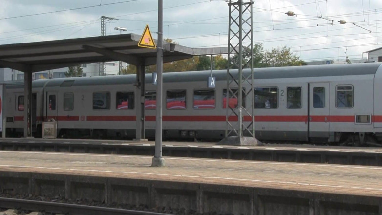 Popp Sylvie: Seks di stasiun kereta api