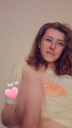 VanessaVVX: Vanessa kendine büyük bir yapıyor ve hepsini yiyor