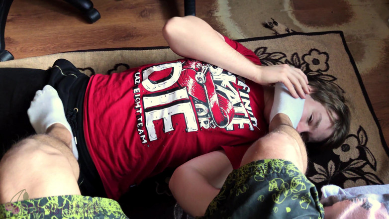 Ethan Alex: Twink mestre me faz gozar enquanto eu adoro seus pés
