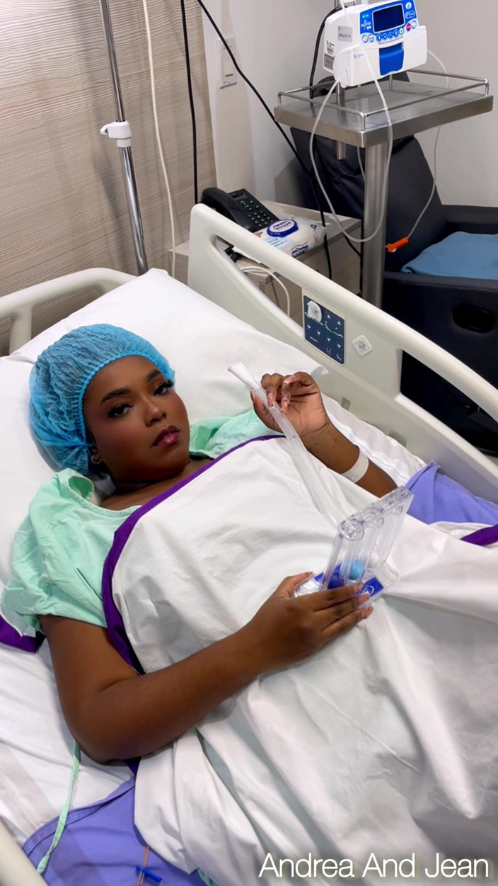 AndreaAndJean: Doctor excitat, își fute pacienta și îi lasă țâțele pline de lapte