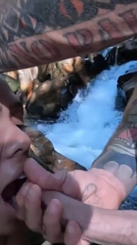 Fare sesso con la ragazza alla cascata le riprese di un amico