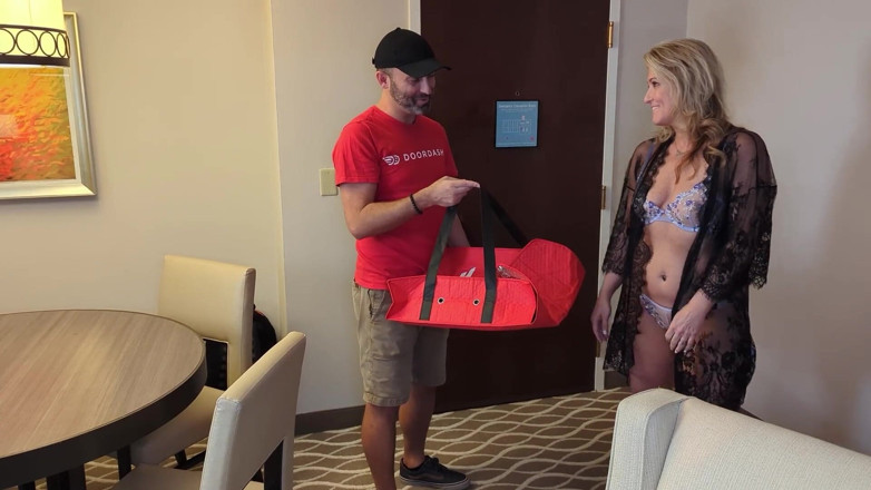 Island Boy Vids: Angel Minx, chaudasse mariée, se fait livrer le dash du...