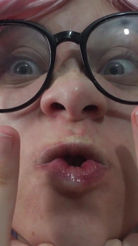 Meine stiefschwester macht alberne gesichter und ahegao-gesichter