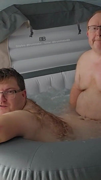 Papa fickt seinen haarigen Bären im Whirlpool