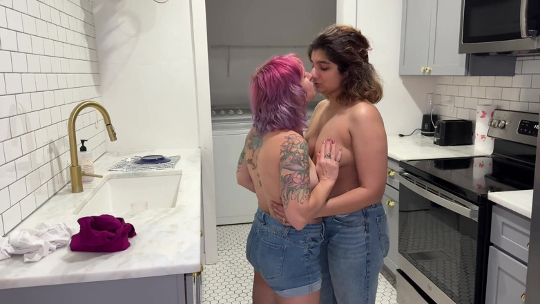 Cutikatxoxo: Lesbian Affair with a Pakistani Slut
