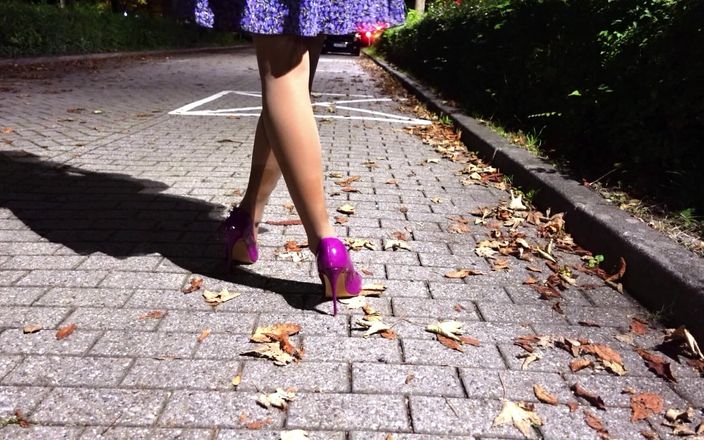 Loreley add: I Piss in 2 Pantyhose and 2 Latex with High Heels