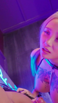 Un'adorabile regina, Miss Meng Ruoyu insegna ad un cliente come obbedirle