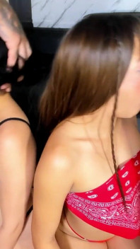 Dvě sexy holky předvádějí šukací show se svými partnery