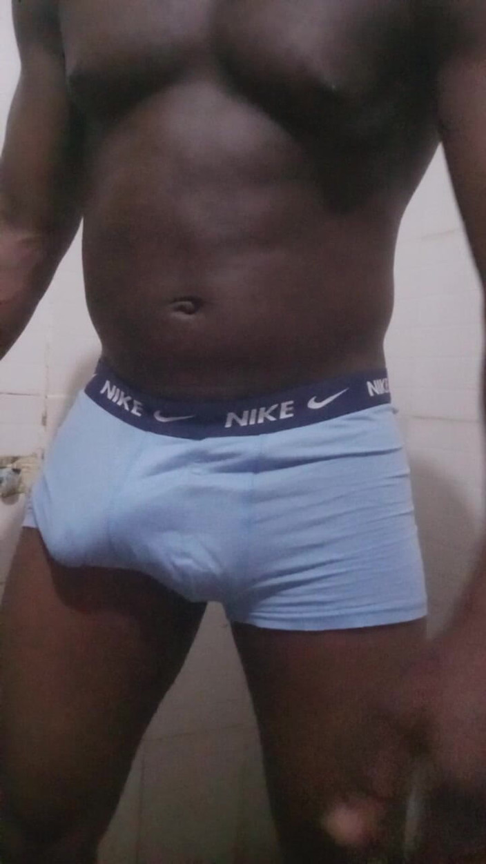 Enigmatic Buoy: Un Nigérian noir musclé se branle dans la salle de...