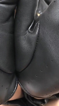 Oler guantes de cuero y correrse en pantalones, joi, en primer plano, Lady Victoria Valente