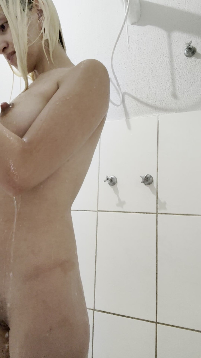 Alice Lima: Lavare i miei capelli biondi mentre faccio la doccia