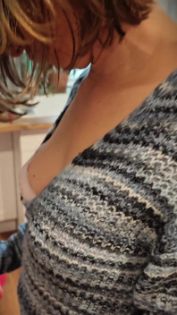 hot grihini chodne laayak mammi ki kichan men chudaee aur oongli ki jaati hai. vah abhi bhi subah ke seks ke bataplag pahanti hai jo vah abhi prapt huee hai