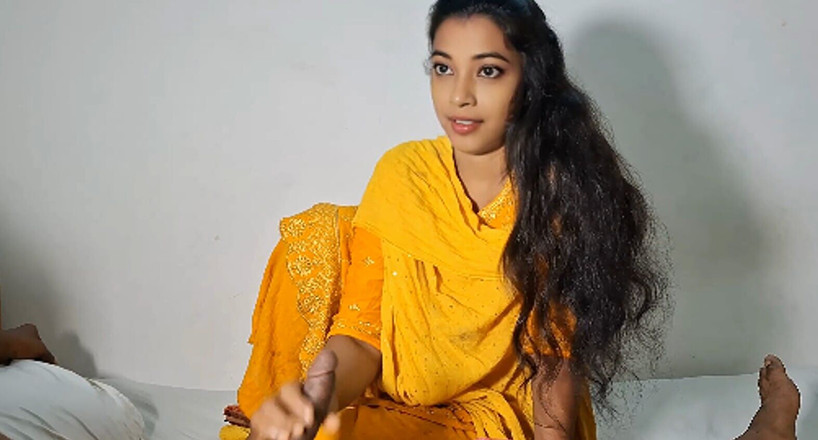 Hot girls video: Indian Desi Stepmom Very Pleasant to Have Sex with