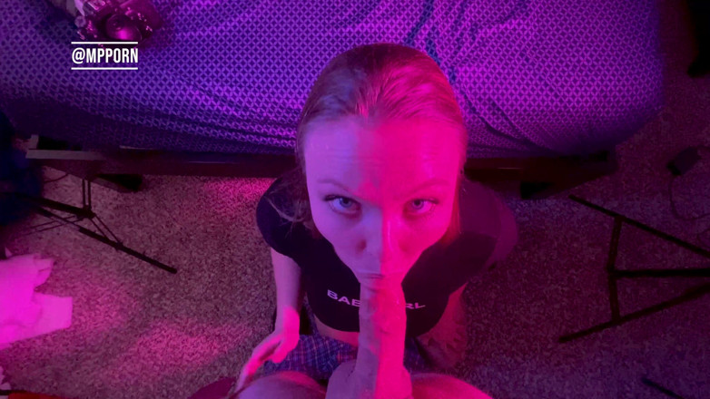 PNW Porn: Ošukaná do krku a masivní výstřik na obličej pro kozatou...