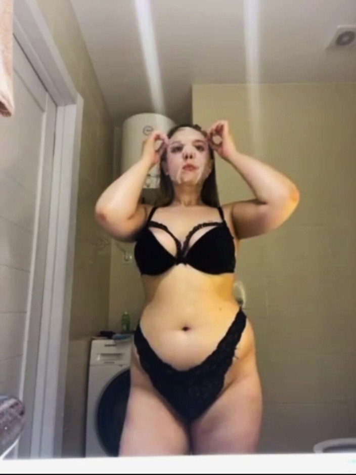 JuiceLussie: Fată mare și frumoasă cu forme, de aproape, futai atât de...