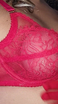 官能的な赤いレースのブラジャー、ライクラの手袋、私の丸くて引き締まったおっぱいを愛撫する