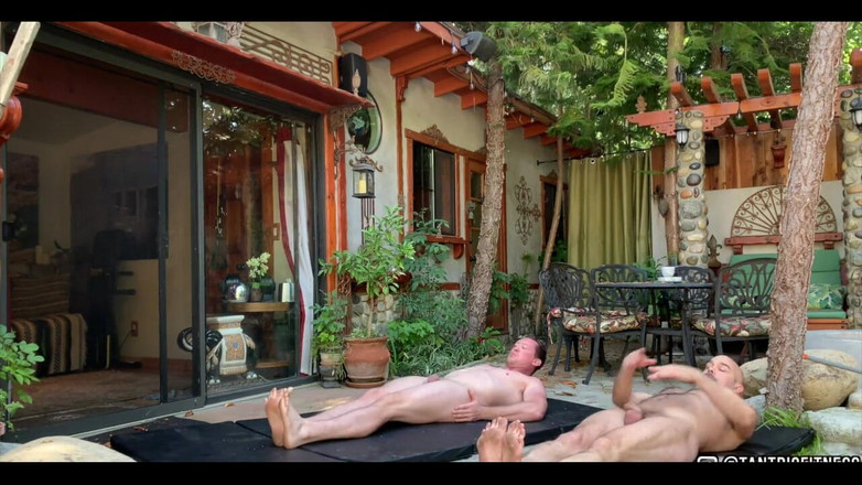 Tantric Fitness: Naken Pilates träning!