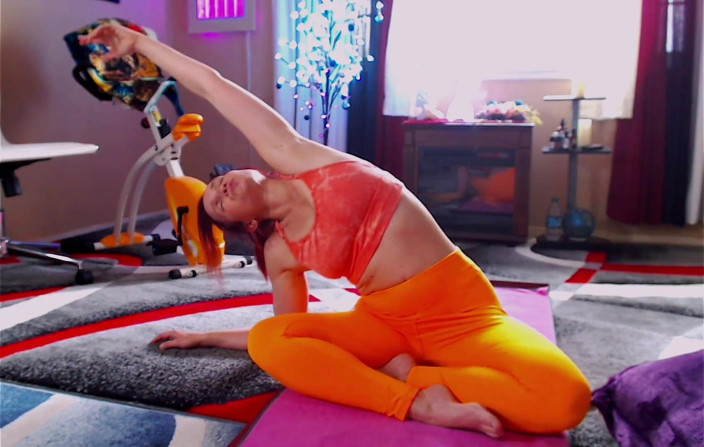 Aurora Willows: Sarı yoga pantolonlu yoga akışı