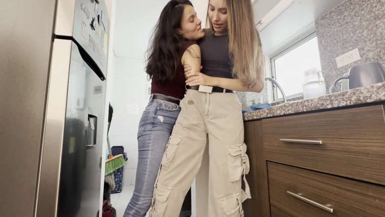 scarlettandc: Colegul meu de cameră mă atinge cu degetele în fund